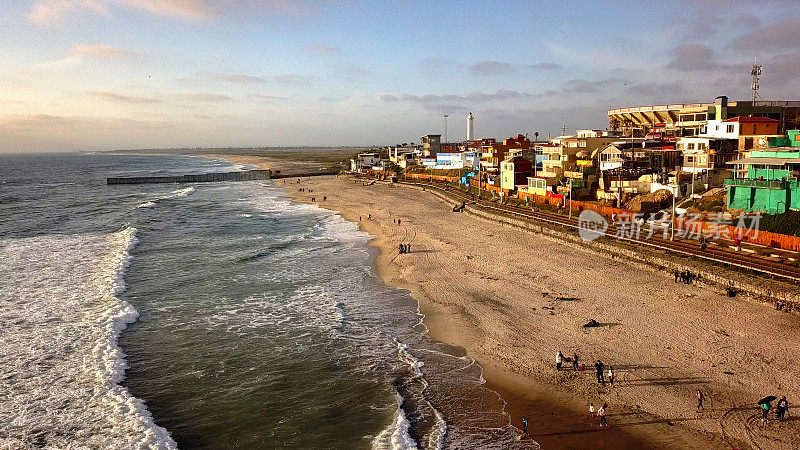 墨西哥蒂华纳Playas Tijuana的海滩和木板路，无人机扫视的视角